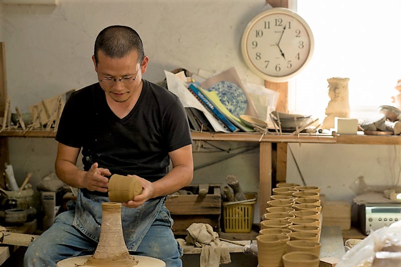 oung , father with three boys with a charming and gentle personality Mr. Tanaka's work is a "motion" , when you pick up a gimme and a vase made by the classical technique of mixing white glaze and black glaze called Korean Karatsu, you will feel as if you were digging from the ground. I think this is largely due to the influence of Mr. Nakagawa Ginenbo, who studied under independence, and Mr. Kim Eikichi of Korea (Tanaka-san called him Korea's Yong-chan), but they are simply beautiful and modern, or decorated. Unlike the standard that there is a sense of, the strength and unrestrainedness that does not fit in the frame are attractive. Of course, saying that, it's a bowl. It has an impact on appearance, but it looks good even if you cook a dish, so I want you to experience it. In addition, Mr. Tanaka seems to belong to the "Hizen Koma dog learning society", and he likes to visit various shrines and see Koma dogs and torii gates from time to time.